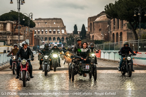 La parade Royal Enfield organis&eacute;e avant le Marathon de Rome