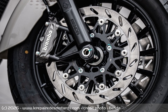 Benda lance la Dark Flag 950 Benda lance la Dark Flag 950