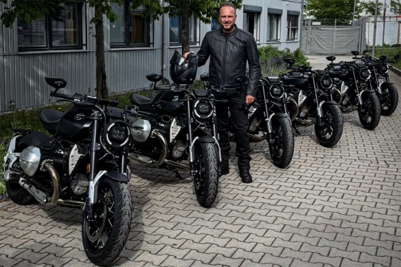 Markus Flasch pose au milieu des R20