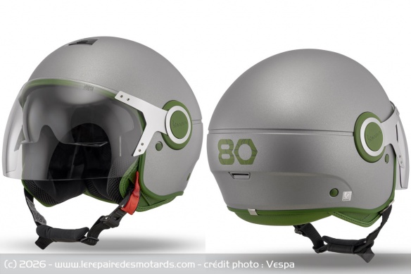La Vespa est livr&eacute;e avec son casque jet assorti