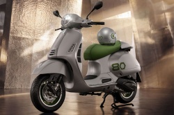 S&eacute;rie limit&eacute;e scooter Vespa Edizione Ottantesimo