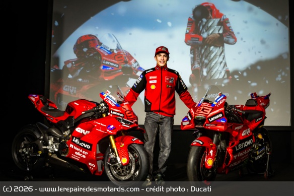 Marc Marquez avec les Panigale V4 Replica et Desmosedici GP25