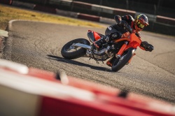 Supermotard KTM 450 SMR 2027 - Cr&eacute;dit photo : Philip Platzer