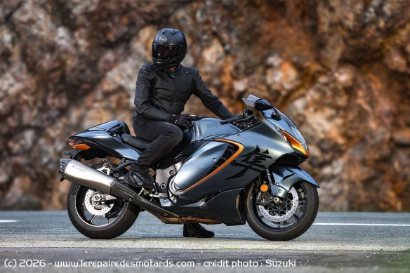 Le pack capot de selle et silencieux Akrapovic en promo sur l'Hayabusa