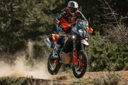 Trail KTM 890 Adventure R Rally - Cr&eacute;dit photo : D. Buchner / KTM