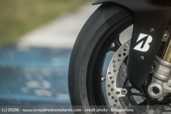 Le Bridgestone Racing Battlax V03 avant