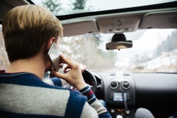 Suspension syst&eacute;matique du permis pour t&eacute;l&eacute;phone au volant - Photo d'illustration, cr&eacute;dit : ShiftDrive/Envato
