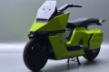 Un scooter �lectrique auto stabilis� approche