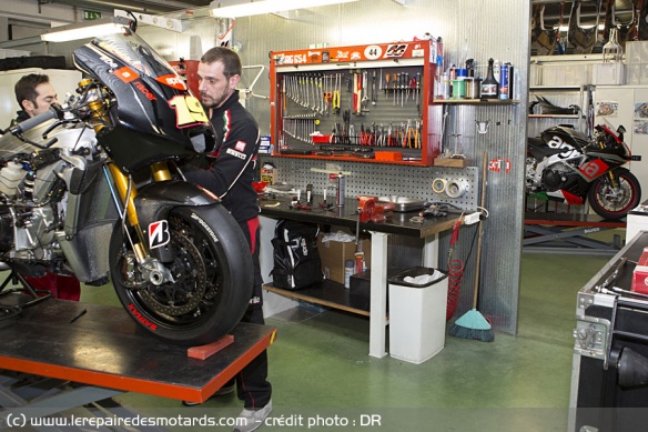 Atelier de Noale avec l'Aprilia MotoGP