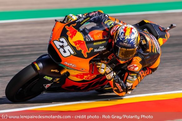 Pour sa première saison de Moto2, Fernandez remporte 8 victoires, mais passe à 4 points du titre