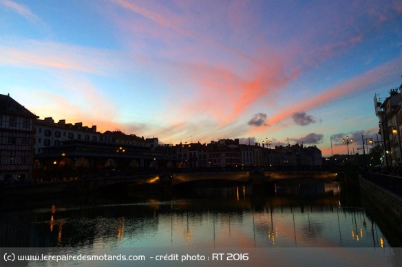Le centre de Bayonne à la tombée de la nuit