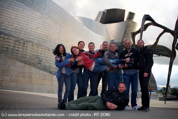 L'équipe pause devant le musée Guggenheim