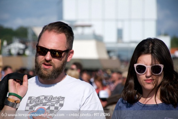 Des membres du groupe se fondant aux Wheels & Waves