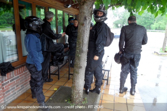 Une fois de plus le groupe se met à l'abri sous le déluge