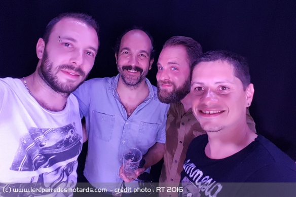 La soirée se passe dans un bar où joue le DJ Etienne de Crécy (2e en partant de la gauche)