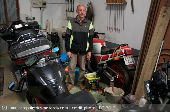 Les motos sont mises à l'abri dans le hanger de Jesus
