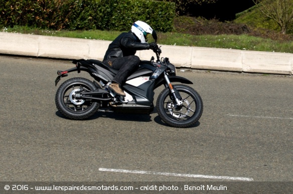 Casque cross & SM AGV AX-8 Evo en action sur Zero DSR