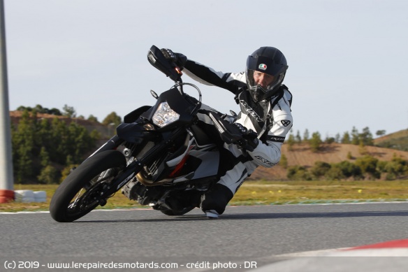 On a également mis l'AX9 à l'épreuve sur circuit avec la KTM 690 SMC-R