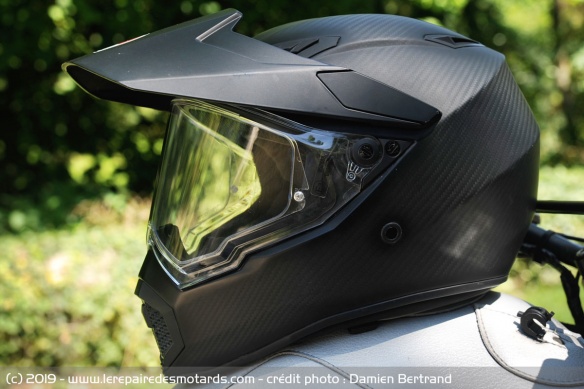 Le casque intégral AGV AX9 Carbon