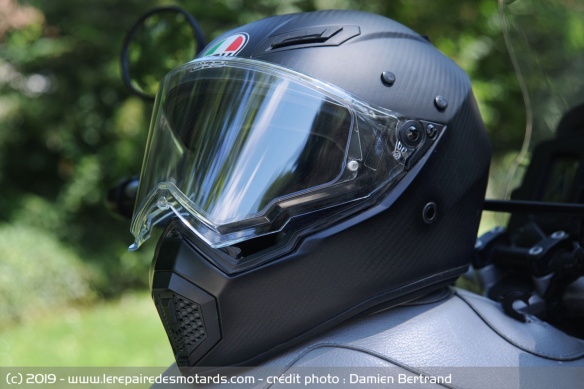 L'AGV AX9 Carbon sans la visière