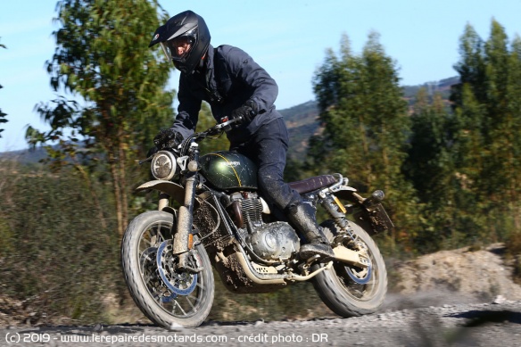 Léger et bien ventilé, l'AX9 Carbon convient parfaitement aux sorties offroad