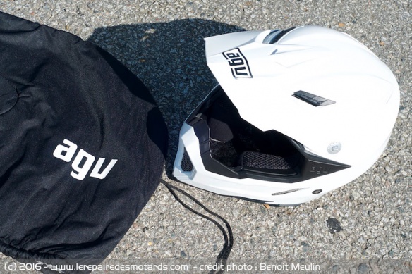 Casque cross & SM AGV AX-8 Evo et sa housse de protection