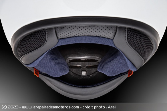 L'Arai Tour-X5 présente un haut niveau de finitions