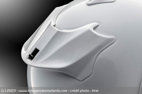 Le spoiler arrière du casque Arai Tour-X5
