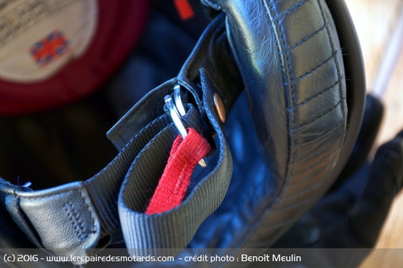 La boucle double D est secondé d'une pression au bout de la jugulaire pour éviter les flottements au vent La boucle double D est secondé d'une pression au bout de la jugulaire pour éviter les flottements au vent