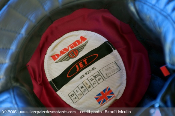 Le jet Davida taille relativement serré Le jet Davida taille relativement serré