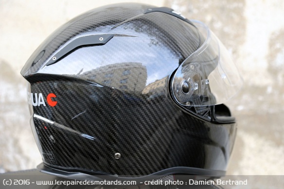 Le Nishua NXR-1 Carbon présente un style particulièrement réussi