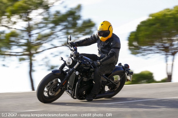 Le Roof Boxxer Carbon lors de l'essai de la Triumph Bonneville Bobber Black