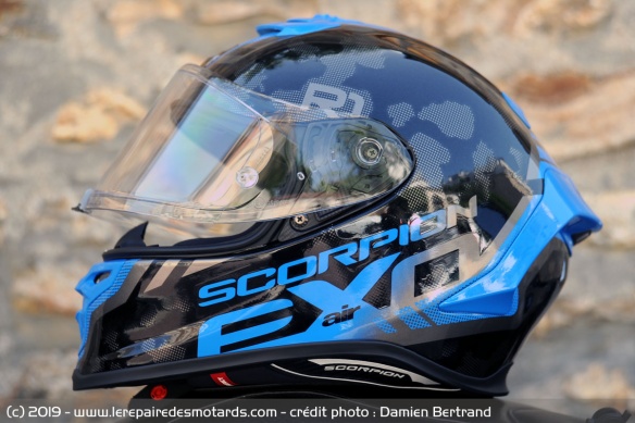 L'Exo-R1 Air est ici dans sa version 'OGI' noire et bleue