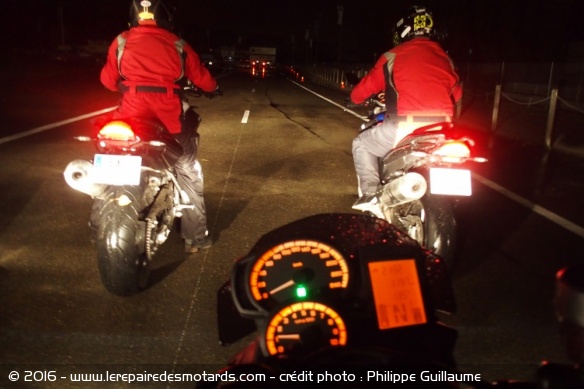 Moment d'attente avant le test du freinage sous la pluie