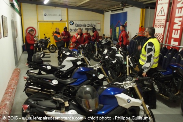 Parc de BMW F 800 R neuves pour le stage pluie et nuit