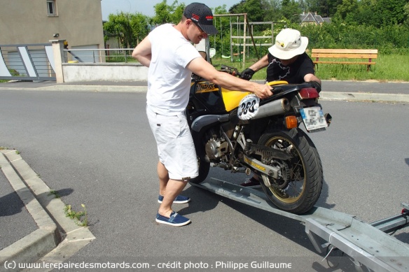 Conseils : se mettre à deux pour monter une moto sur la remorque