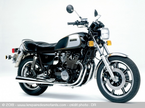 Conseils : démarrer une moto au kick, un quatre cylindres japonais