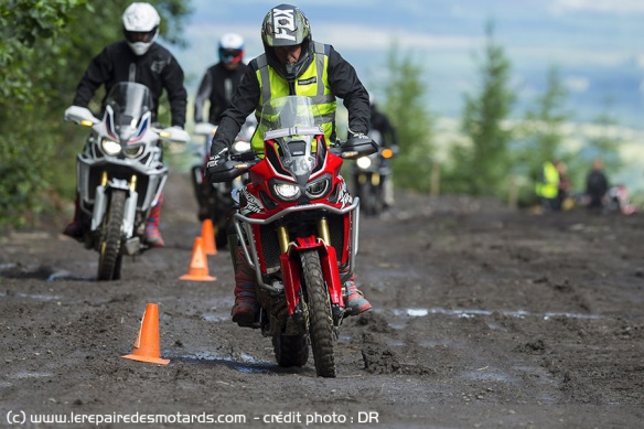 Exercice de slalom dans la boue en gros trail