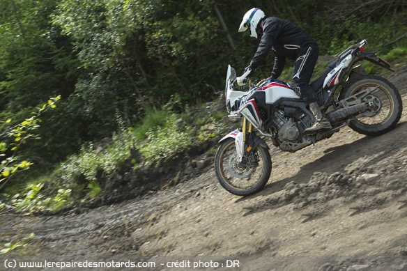 Freinage en descente dans la boue avec un gros trail