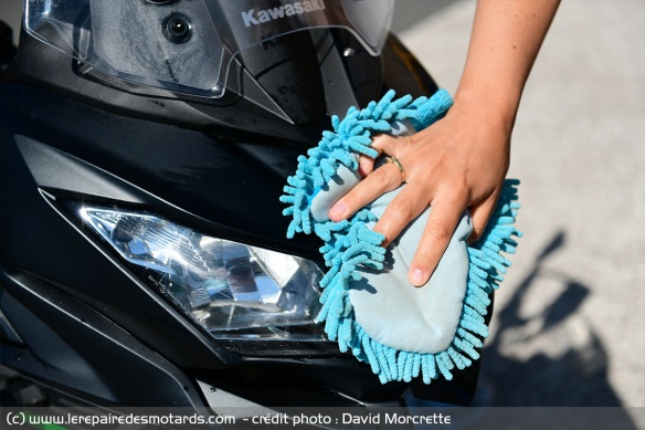 la microfibre pour nettoyer le carénage de la moto