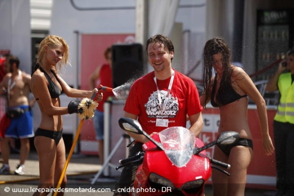 Conseils : bien laver sa moto, en douceur