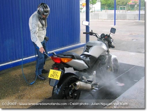 Conseils : bien laver sa moto, pas à la lance haute pression
