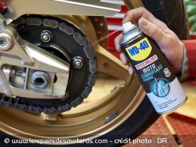Conseils : préparer sa moto pour rouler l'hiver, ne pas oublier de graisser la chaîne