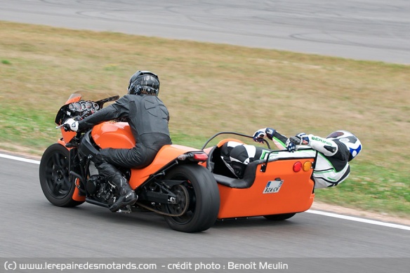 Savoir piloter un side-car sportif : un travail d'équipe