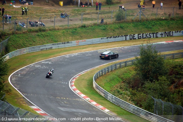 R1 contre Porsche Turbo au Nürburgring