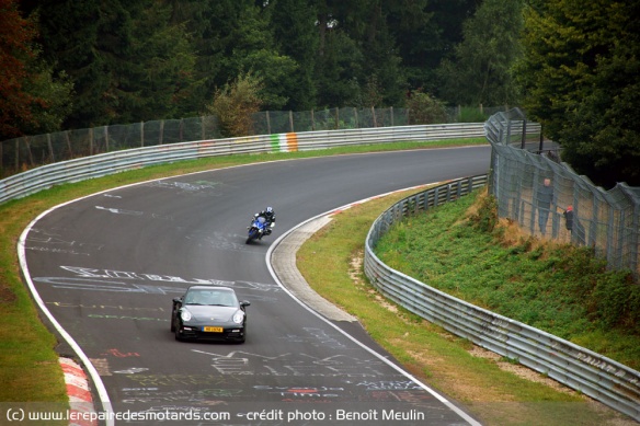 R1 contre Porsche au Nürburgring