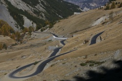 Route sinueuse de montagne