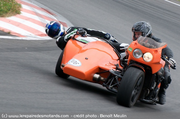 Piloter un side-car sportif : bien sortir dans les virages à droite
