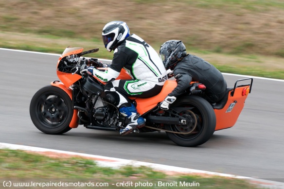 Savoir piloter un side-car sportif : virage à gauche