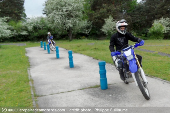 Slalomer entre les plots